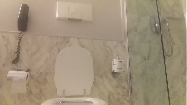 Nella vasca da bagno con una rossa
