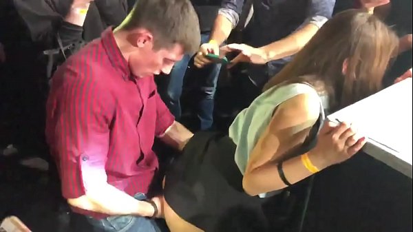 Sesso reale in un nightclub russo. Ragazza russa di 18 anni nell'ano e nella vagina scopata in un nightclub