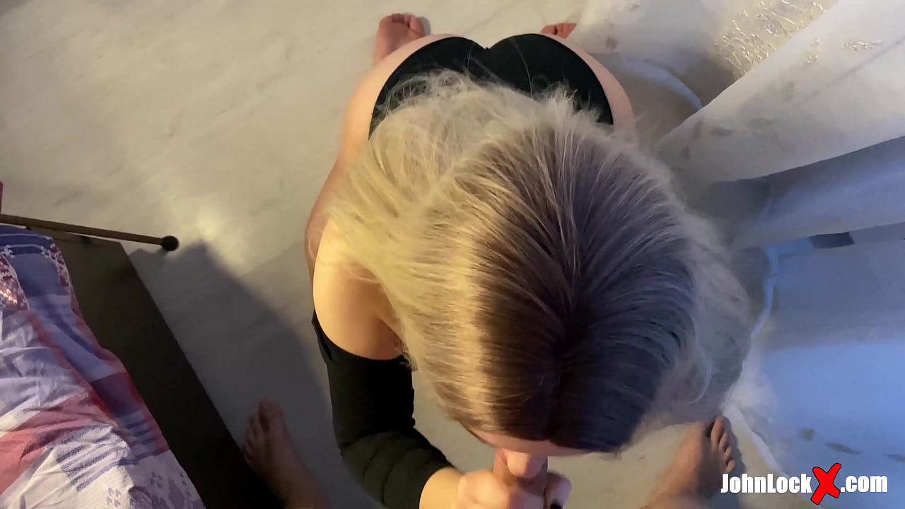 Rossa che succhia il cazzo e scopa su, ottenendo sborra sul suo culo